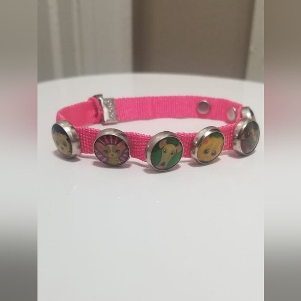 Girls Pink Mogo Charm Magnetic Bracelet.🌴